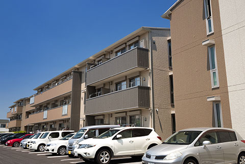 アパートと駐車場