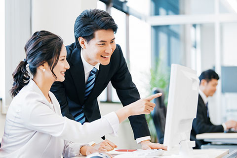 オフィスで会話するスーツ姿の社員