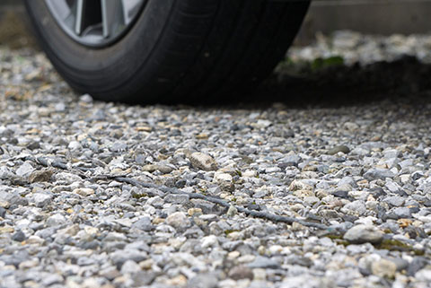 砂利敷きの駐車場