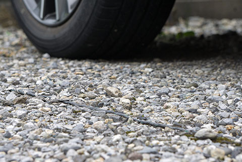 駐車場の砂利と車