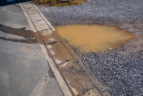 駐車場の砂利にできた水たまり