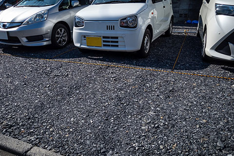 砂利の駐車場にできたわだち