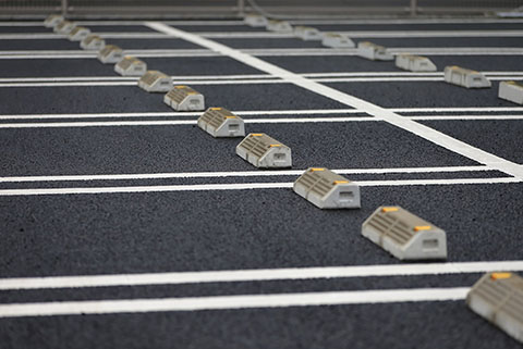 駐車場のラインと車止め