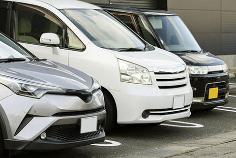 駐車場に停められた車