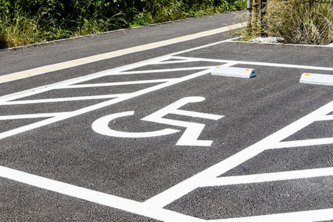 車いす専用の駐車スペース