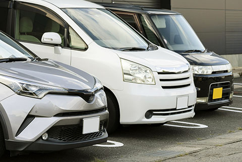 駐車場に並んだ車