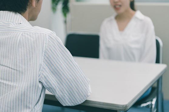 農地転用について担当者に相談する人