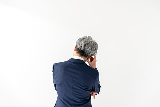 農地を駐車場に転用するかどうか悩む人