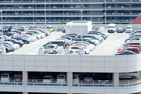 大規模な自走式立体駐車場