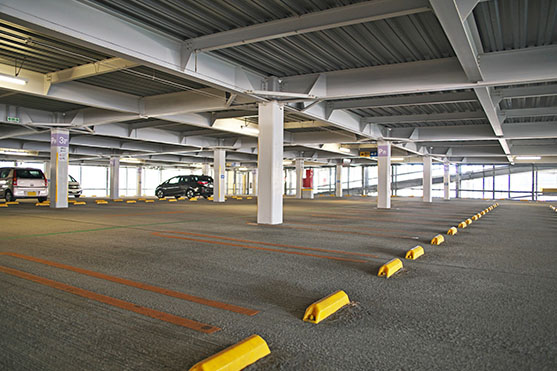 屋根がある自走式立体駐車場