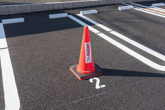 無断駐車対策をしている病院の駐車場