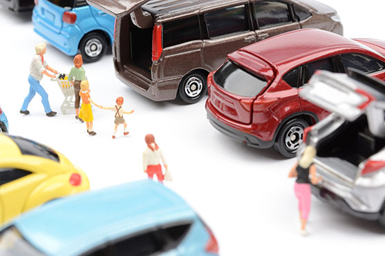 スーパーで無断駐車している様子