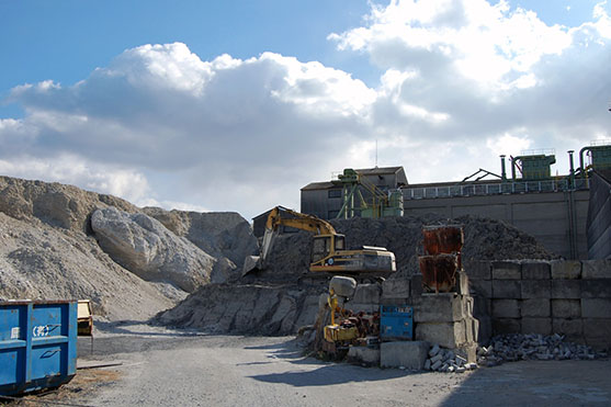 大型車両と資材置き場