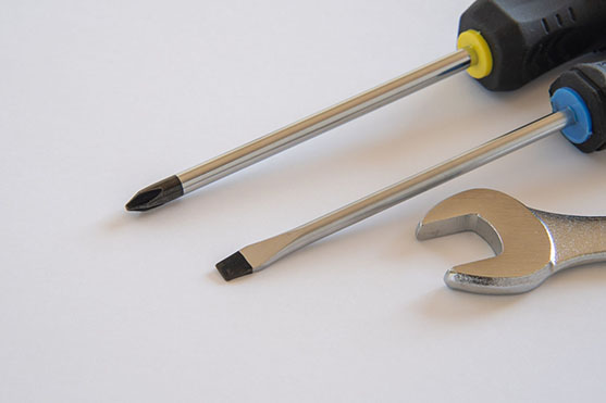 設備をメンテナンスするイメージ