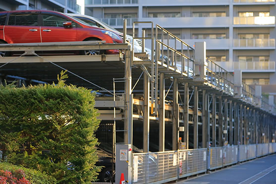 機械式駐車場に止めてある車