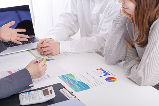 保険の加入を検討する駐車場経営者