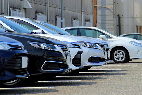 駐車場に停められた車