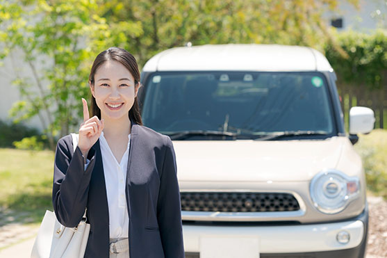 駐車場経営に伴う保険料を抑えるポイントを説明する人