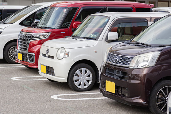 駐車場に停まった乗用車