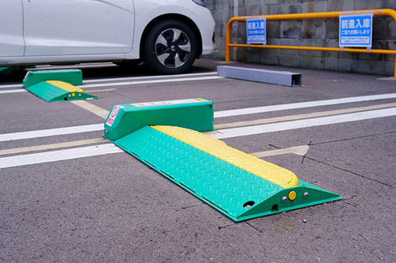 駐車場精算機が設置された駐車場