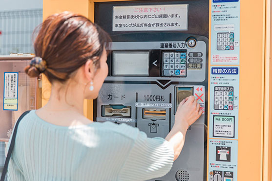 駐車場精算機を使う人