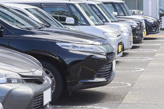 駐車場に並んだ車