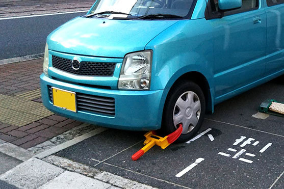 コインパーキングで枠外駐車している車