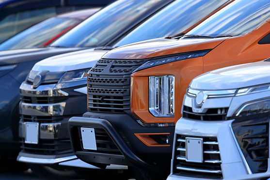 コインパーキングに停まる乗用車