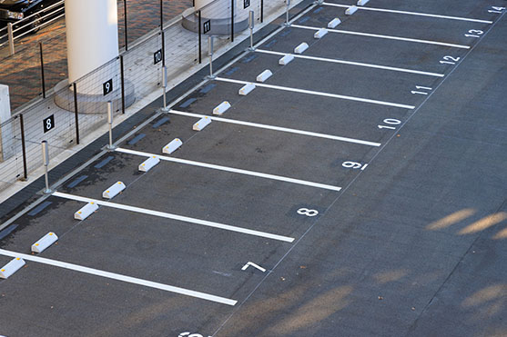 数字が割り振られた月極駐車場