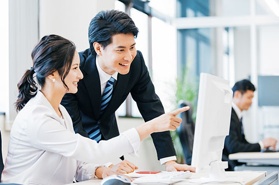 オフィスで会話するスーツ姿の社員
