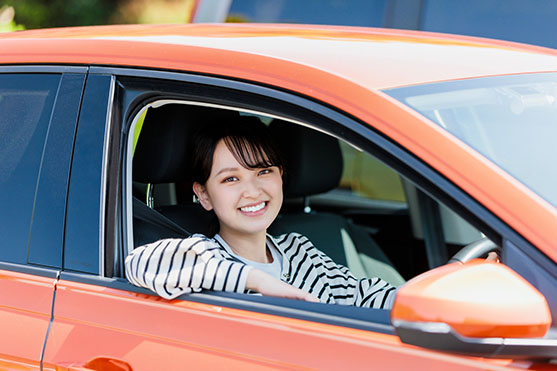 車に乗る人