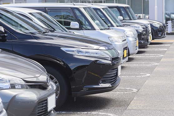 駐車場に並んでいる車