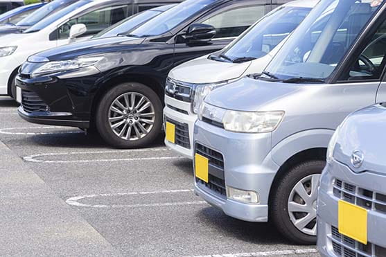 自家用車が並ぶ駐車場