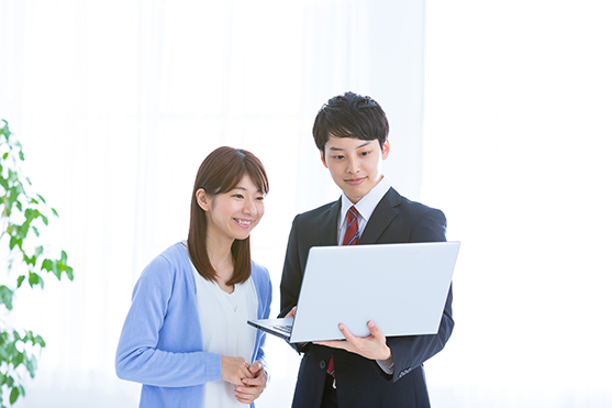 駐車場経営について相談している様子