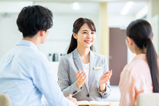 相談する夫婦とアドバイザー