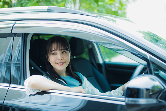 車を運転する女性