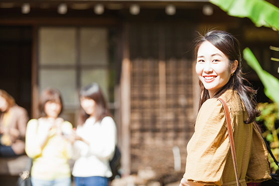 古民家と女性