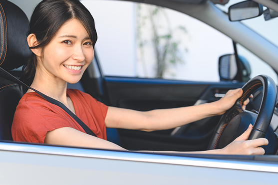 駐車する女性