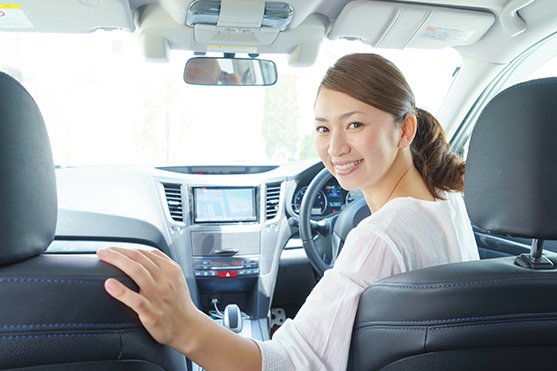 運転中の女性