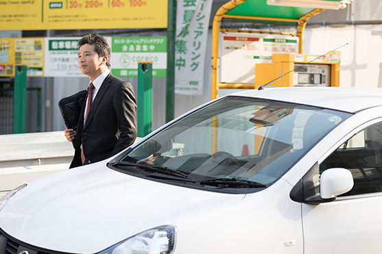 コインパーキング前にいる男性と車