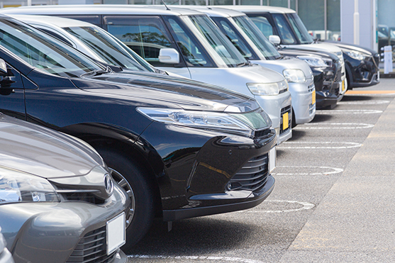 駐車場に並んだ車