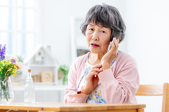 電話をするシニア女性