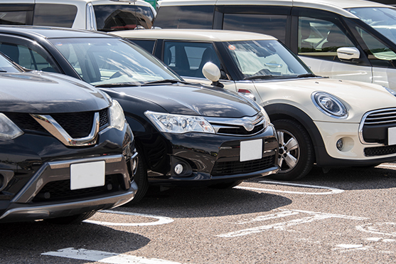 駐車場に止められた車