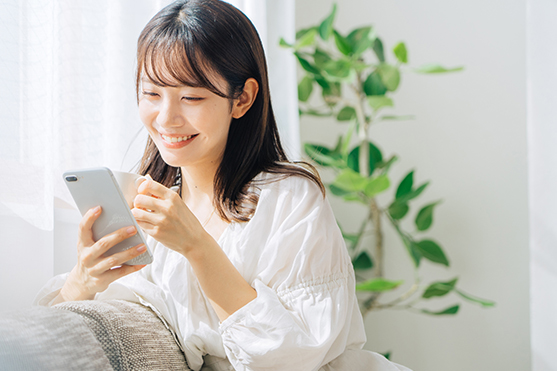 スマホを見る女性