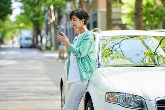 車を停めて検索をする女性