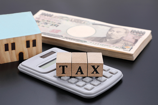 住宅模型とお金、税金