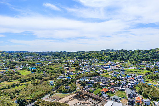 住宅や森林などが映る田舎の風景