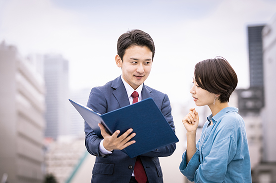 物件について案内する不動産会社の男性