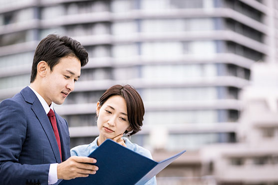 土地の市場調査をする不動産会社の調査員