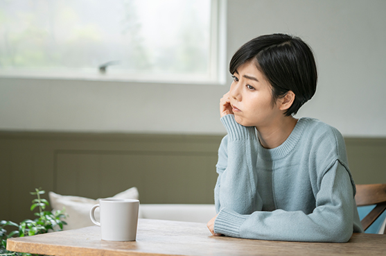 利用者トラブルに頭を悩まされる女性